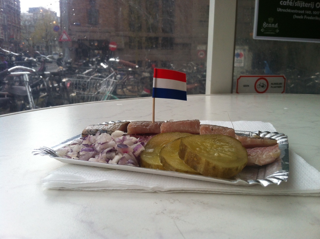 Где поесть голландской селедки в Амстердаме?