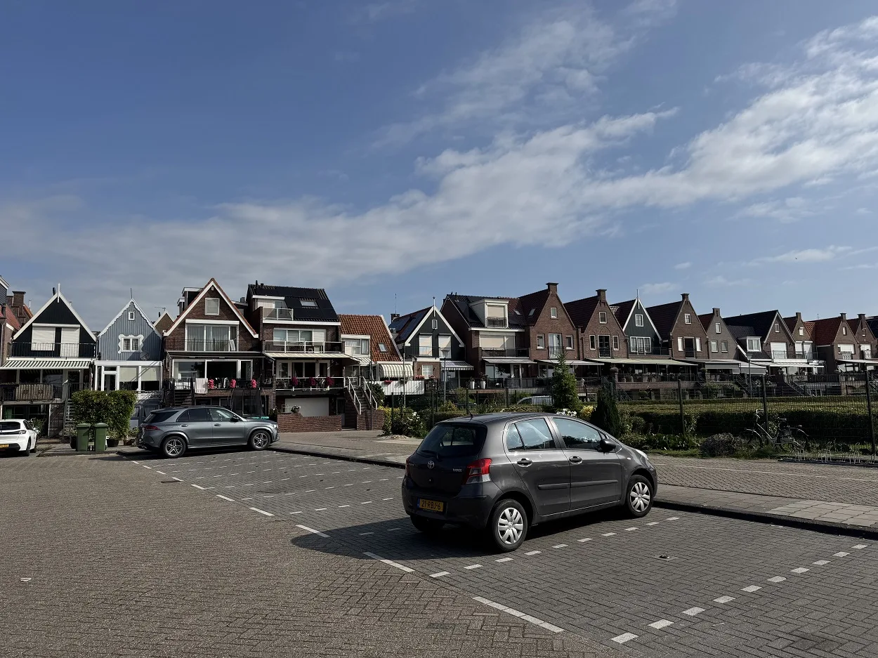 Volendam free parking